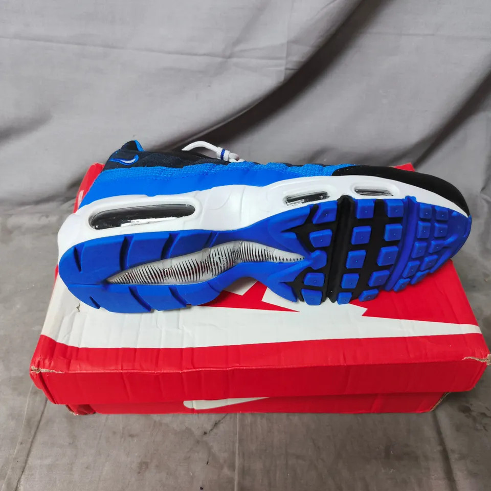 NIKE RUNNING SHOES – BLACK/BLUE ON BOX UK SIZE 9 WITH FREE PAIR OF TRAINER SOCKS