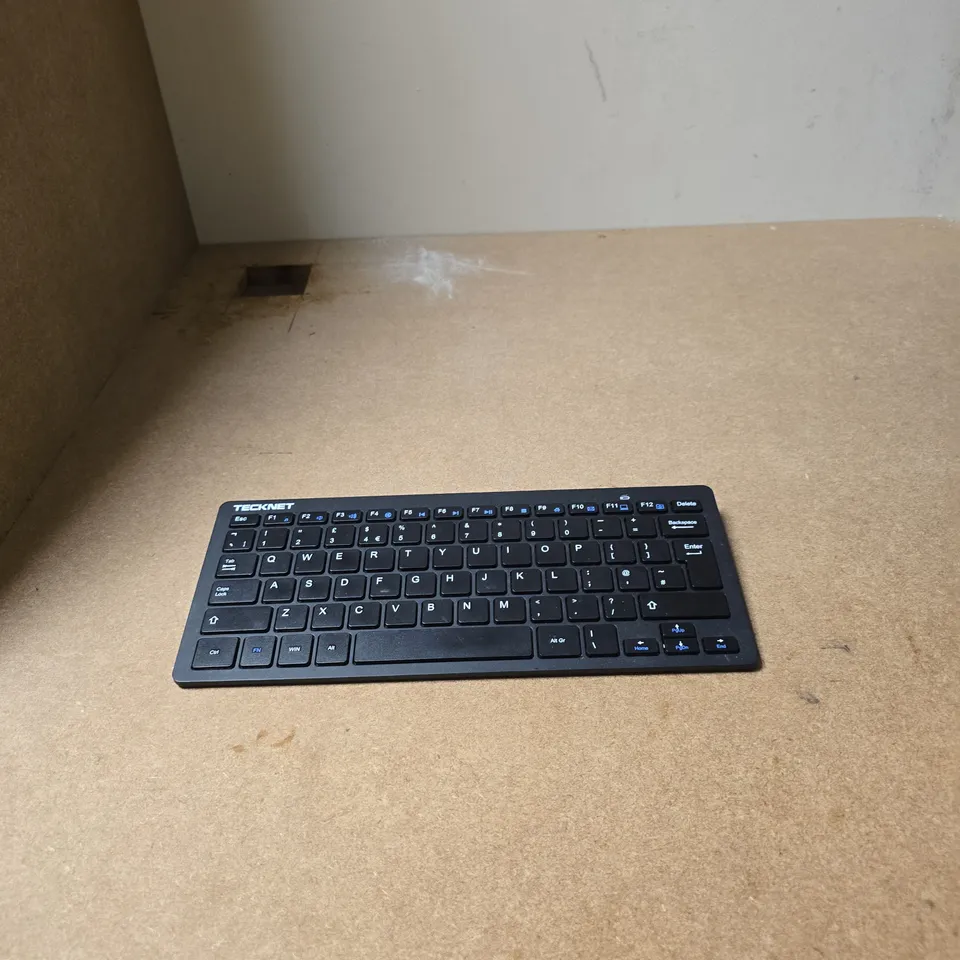 APPROXIMATELY 10 ASSORTED ITEMS INCLUDING TECKNET KEYBOARD AND TRIO SMART ENERGY DISPLAY 