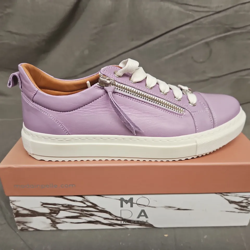 BOXED PAIR OF MODA IN PELLA ZIP FEATURE LACE UP MID SLAB - UK SIZE 40