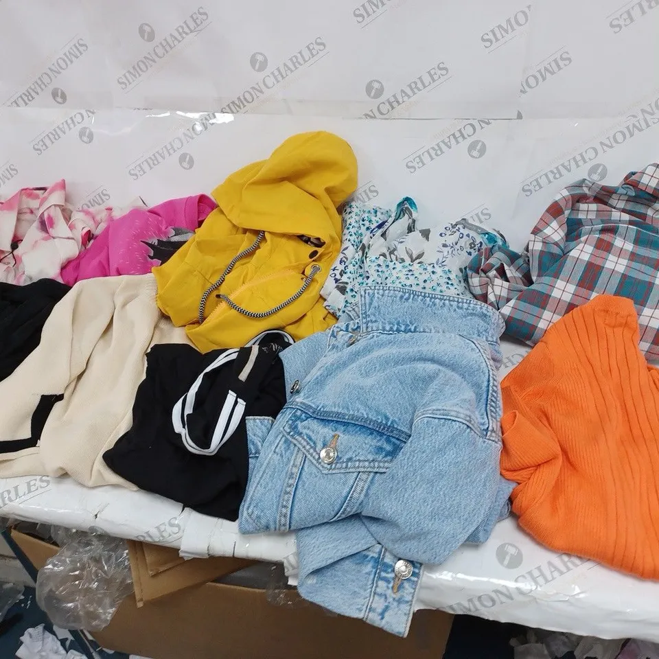 LARGE BOX OF APPROXIMATELY 35 CLOTHING ITEMS TO INCLUDE: H&M, FARAH & PRETTYLITTLE THING IN VARIOUS COLOURS & SIZES 