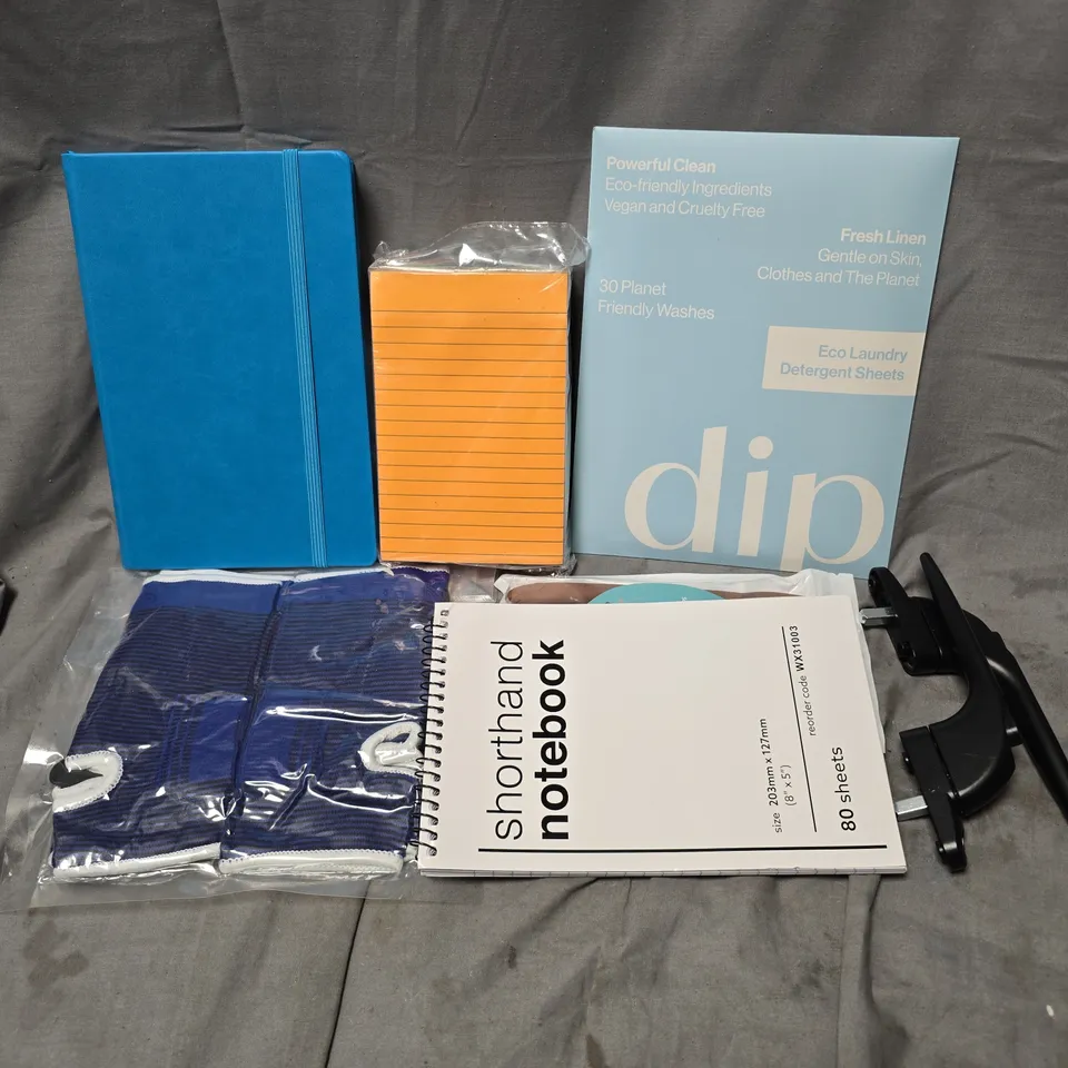 APPROXIMATELY 12 ASSORTED HOUSEHOLD ITEMS TO INCLUDE DOOR HANDLE, NOTEBOOK, DETERGENT SHEETS, ETC