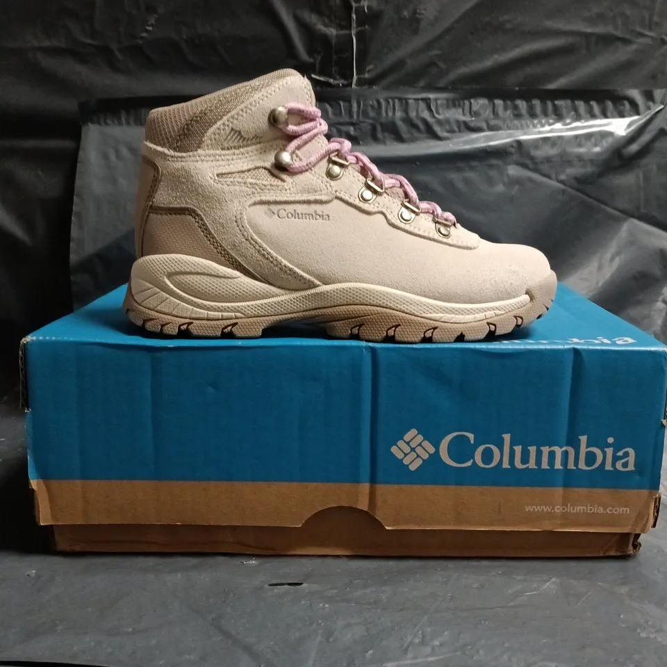BOXED PAIR OF COLUMBIA WOMEN'S NEWTON RIDGE ANKLE BOOTS IN CREAM/TAN SIZE UK 3