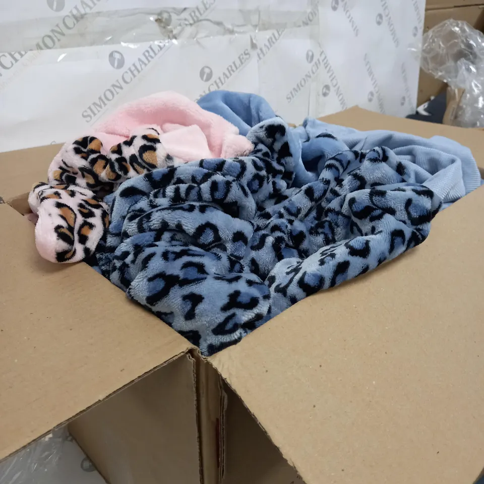 BOX OF APPROXIMATELY 5 FLUFFLY BLANKETS / DIFFERENT SIZES AND PATTERNS