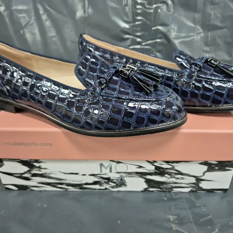 BOXED PAIR OF MODA IN PELLE PATENT MOCC SHOES IN NAVY - 7