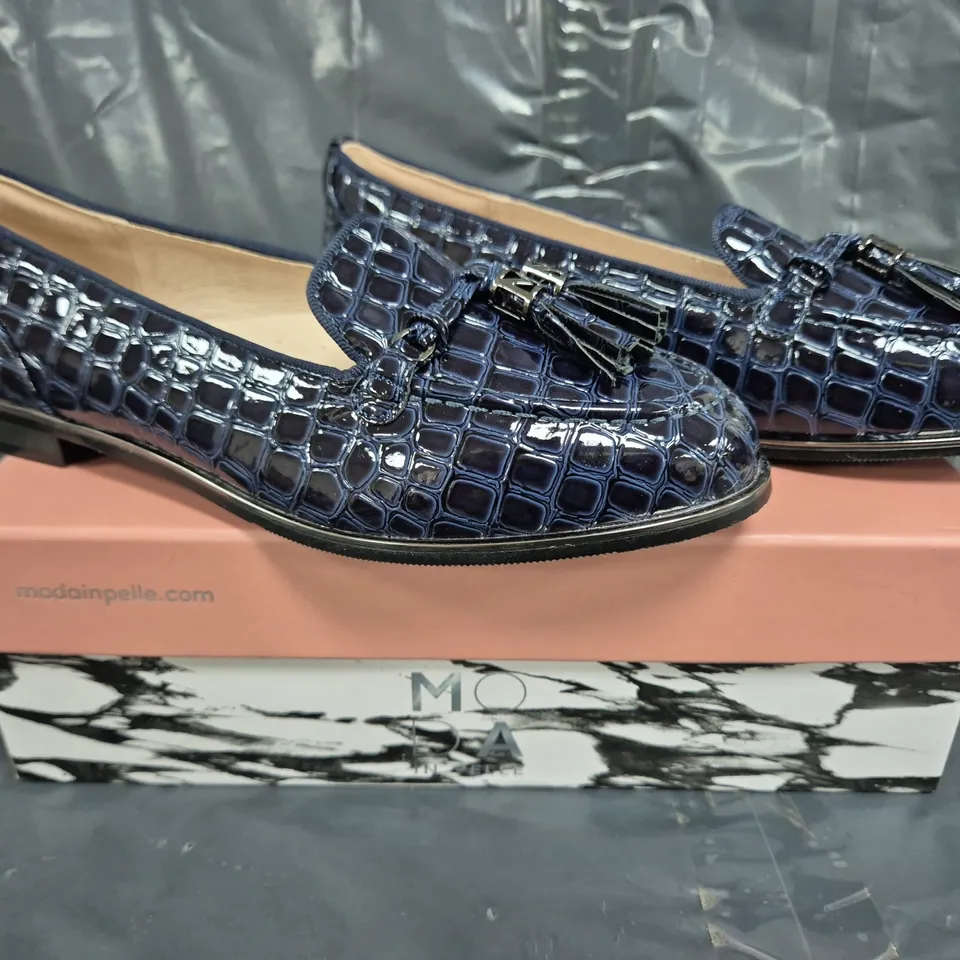 BOXED PAIR OF MODA IN PELLE PATENT MOCC SHOES IN NAVY - 7