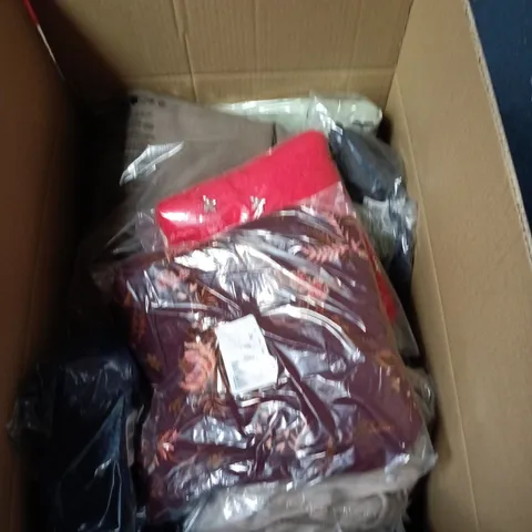 APPROXIMATELY 25 ASSORTED CLOTHING ITEMS IN VARIOUS STYLES, SIZES & COLOURS