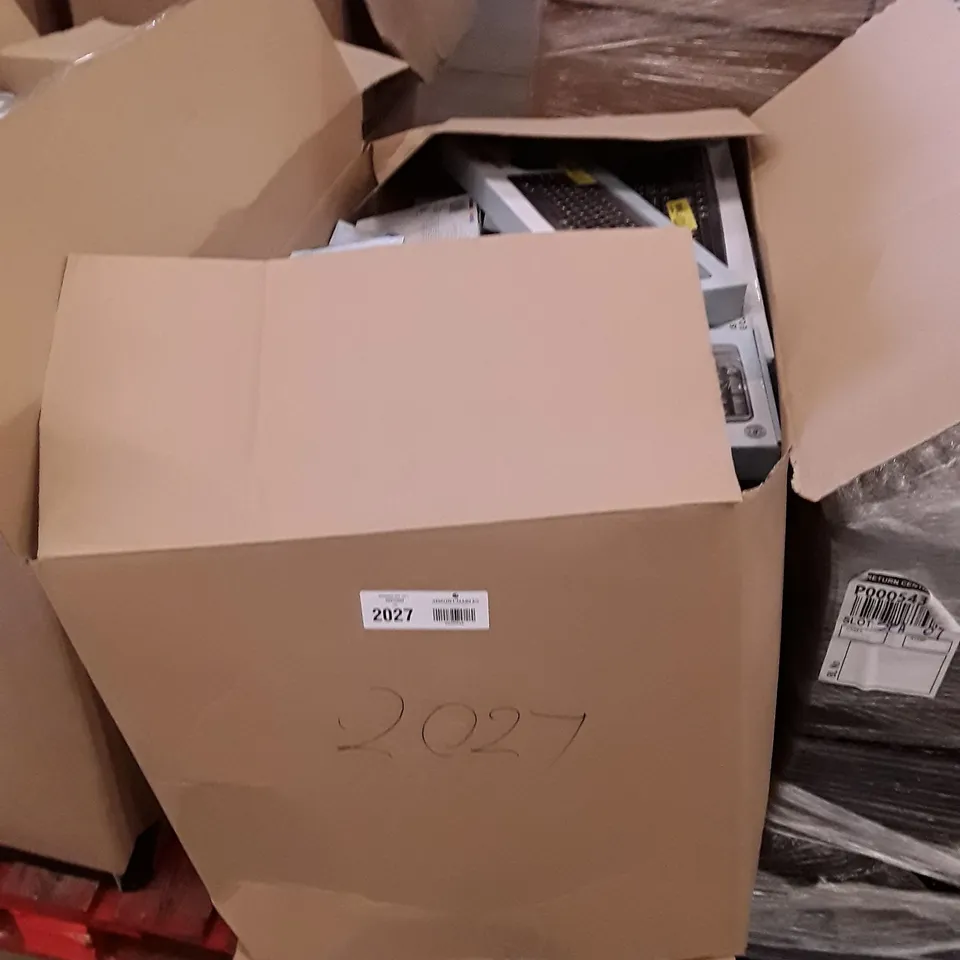 BOX OF ASSORTED ELECTRONIC PRODUCTS INCLUDING KEYBOARD & MOUSE, STEREO SPEAKERS, MICRO USB TO USB A CABLE, POWER BANK