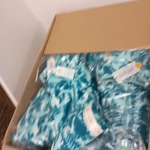 BOX OF APPROXIMATELY 15 TREE PRINT CAT AND JACK FLEECE IN ASSORTED SIZES