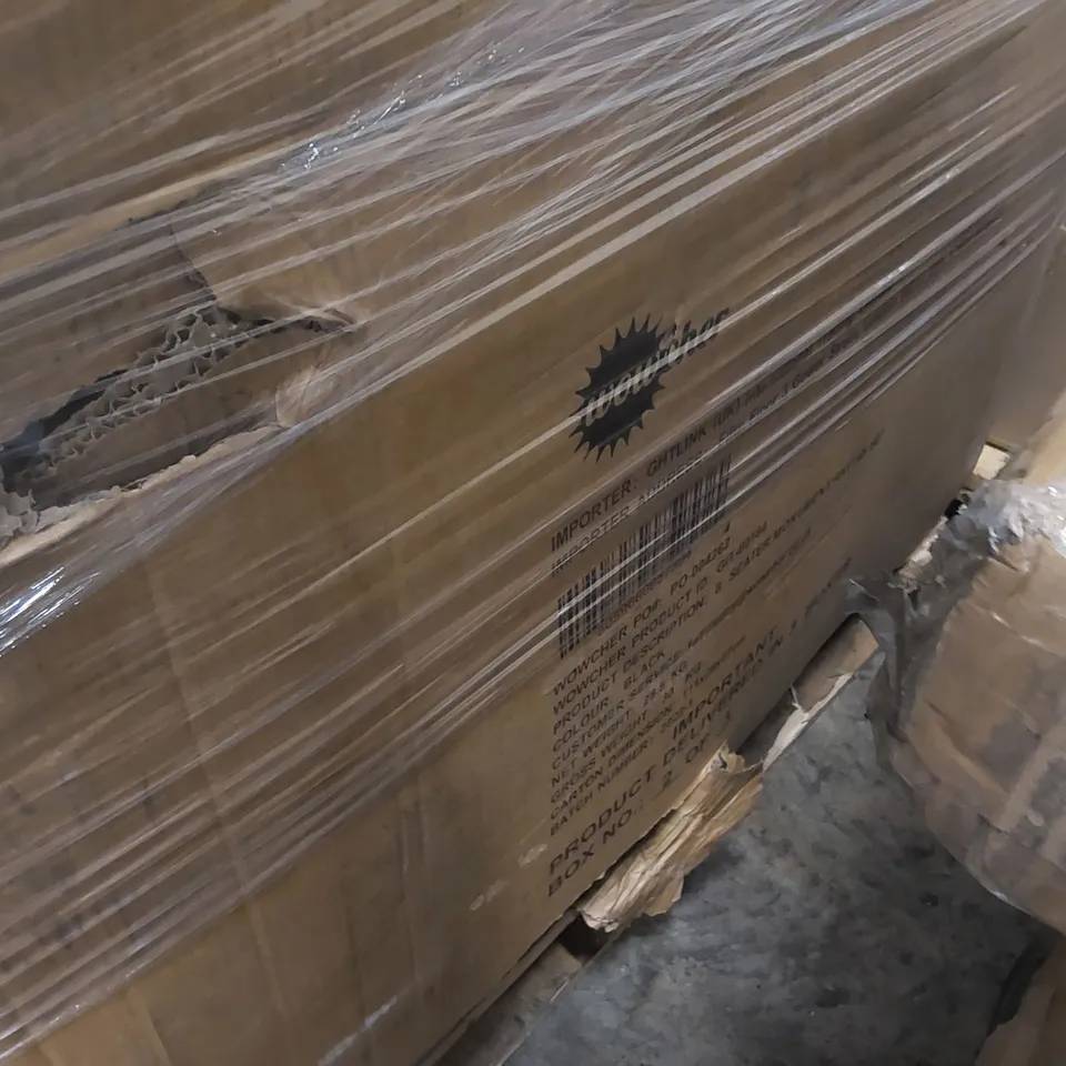 PALLET CONTAINING A LARGE QUANTITY OF ASSORTED GARDEN FURNITURE PARTS