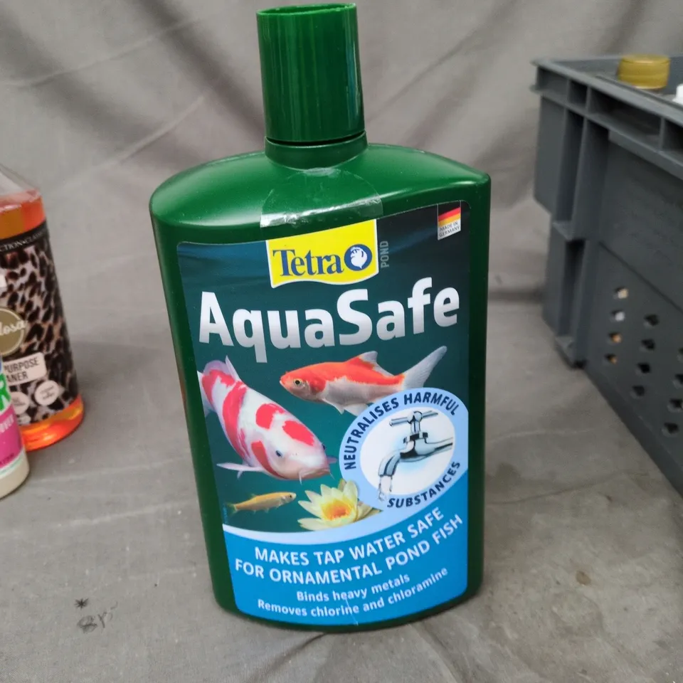 APPROXIMATELY 15 ASSORTED HOUSEHOLD LIQUIDS INCLUDING MULTI PURPOSE CLEANER , ECOVER STAIN REMOVER AND TETRA AQUASAFE 