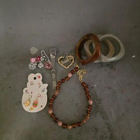 APPROXIMATELY 18 ASSORTED JEWELLERY ITEMS TO INCLUDE - BRANGLE , NECKLACE , WATCH ETC