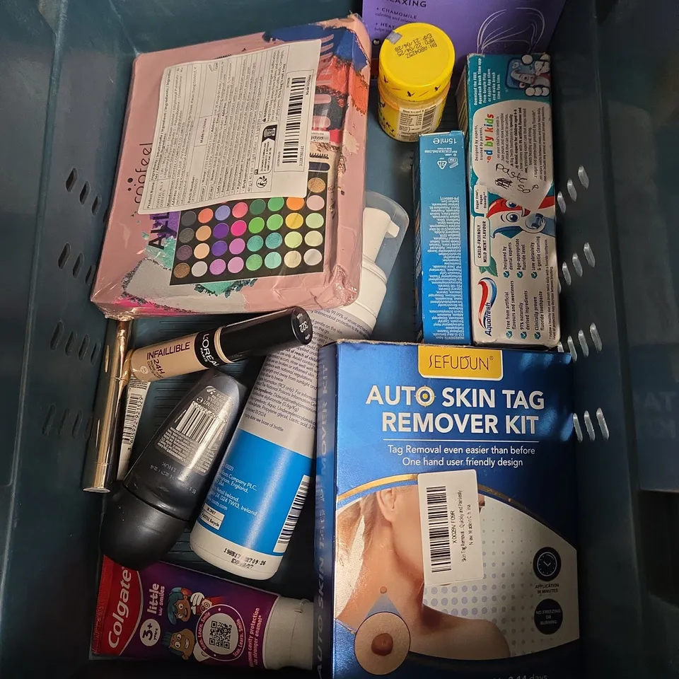 APPROXIMATEY 20 ASSORTED HEALTH AND BEAUTY PRODUCTS TO INCLUDE - THE ORDINARY EXFOLIATING TONER - CERAVE MICELLAR CLEANSING WATER - L'OREAL MENS ANTI-PERSPIRANT - ETC