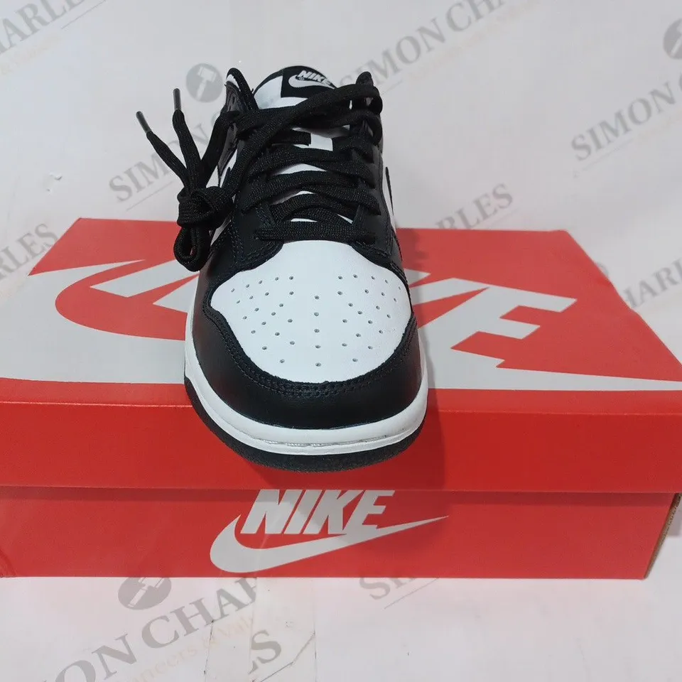 BOXED PAIR OF NIKE DUNK LOW RETRO SHOES IN BLACK/WHITE UK SIZE 7.5