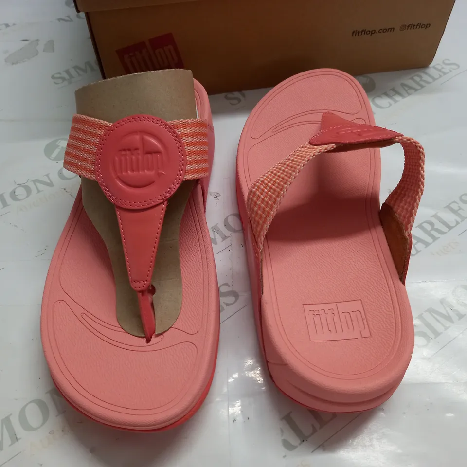 BOXED PAIR OF FITFLOP WALKSTAR TOE POST SANDALS IN SUNSHINE CORAL - UK 6