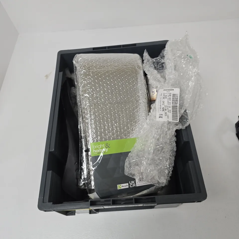 TOTE OF APPROXIMATELY 8 ASSORTED AUTO ITEMS TO INCLUDE: SKODA DOOR HANDLE