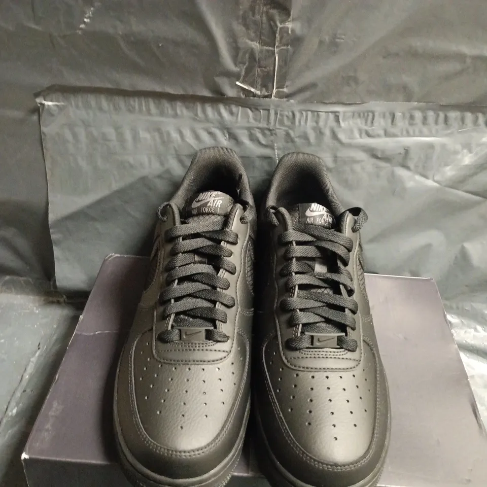 BOXED PAIR OF NIKE AIR FORCE 1 '07 LV8 BLACK/ANTHRACITE TRAINERS – UK 8.5