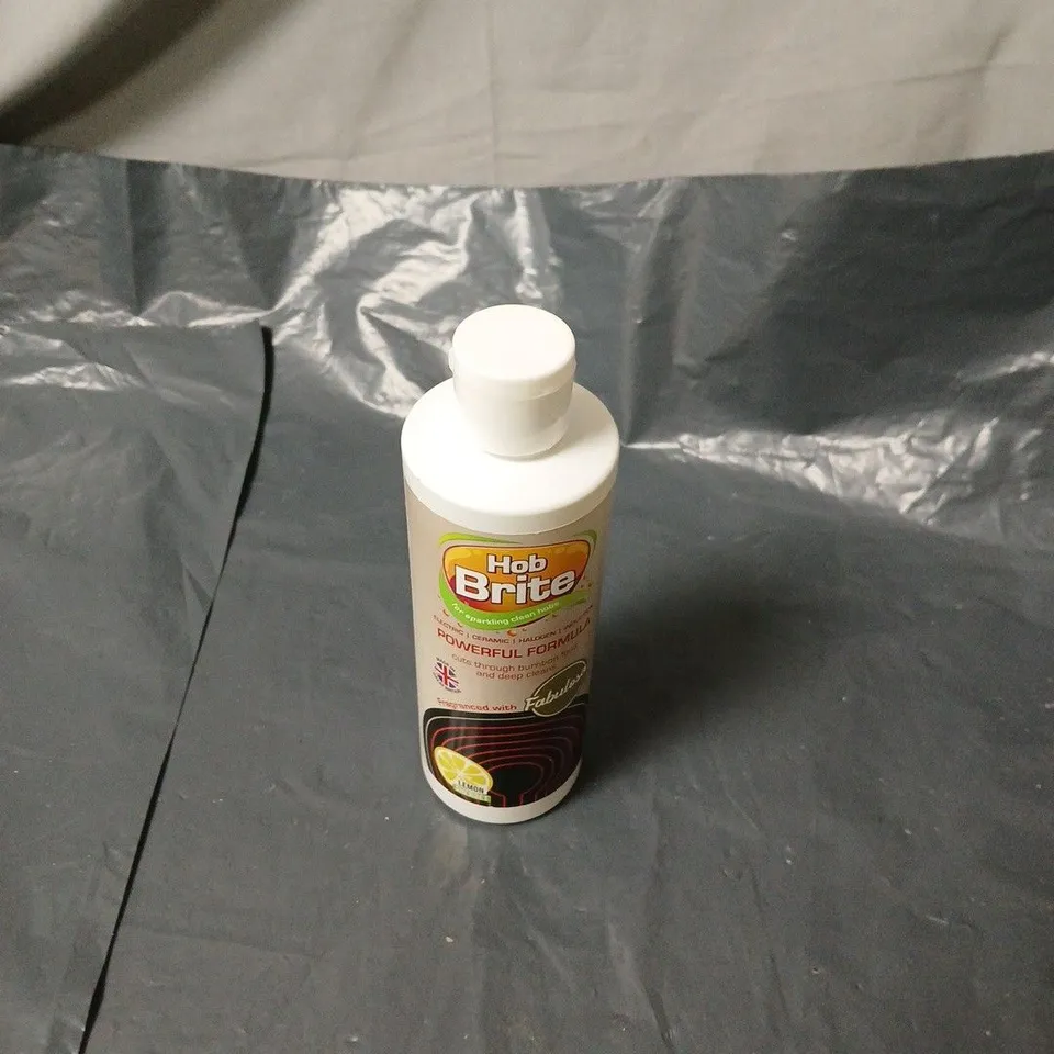 APPROXIMATELY 11 ASSORTED HOUSEHOLD LIQUIDS INCLUDING HOB BRITE , FLASH SPRAY AND PERSIL LAUNDRY DETERGENT 