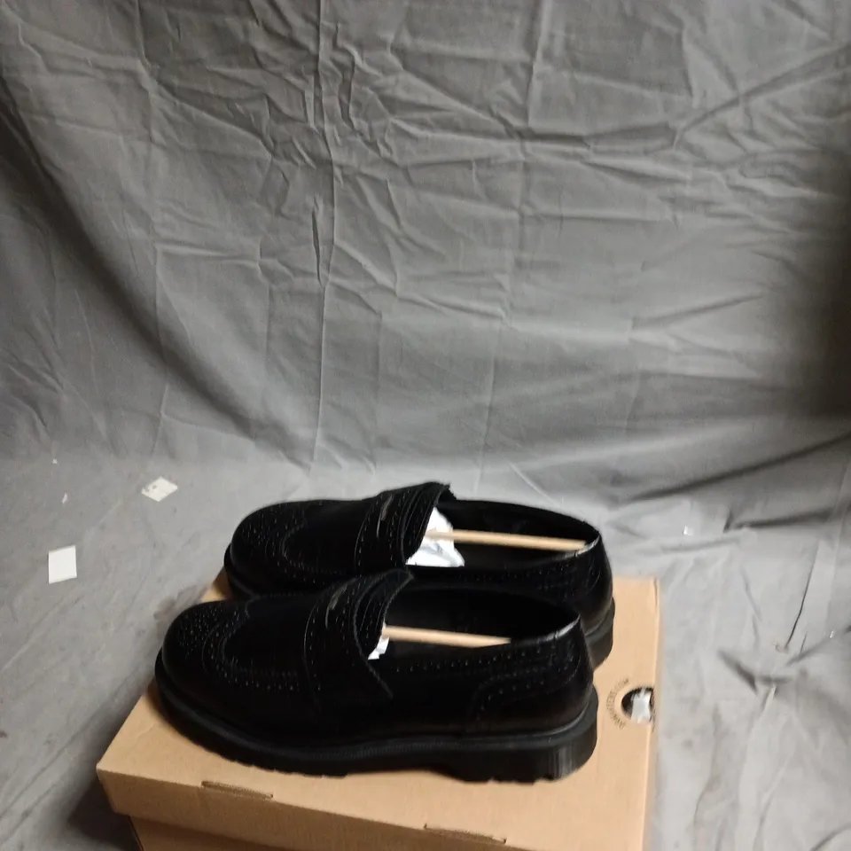 DR. MARTENS PENTON BROGUE – BLACK ANILINE CROC EMBOSS LEATHER SHOES, UK 9½