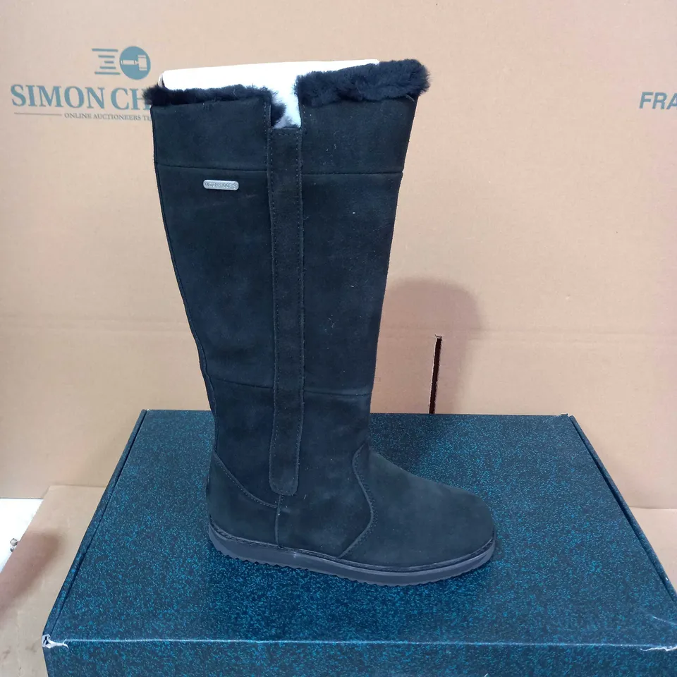 BOXED PAIR OF EMU AUSTRALIA BOOTS - SIZE W6
