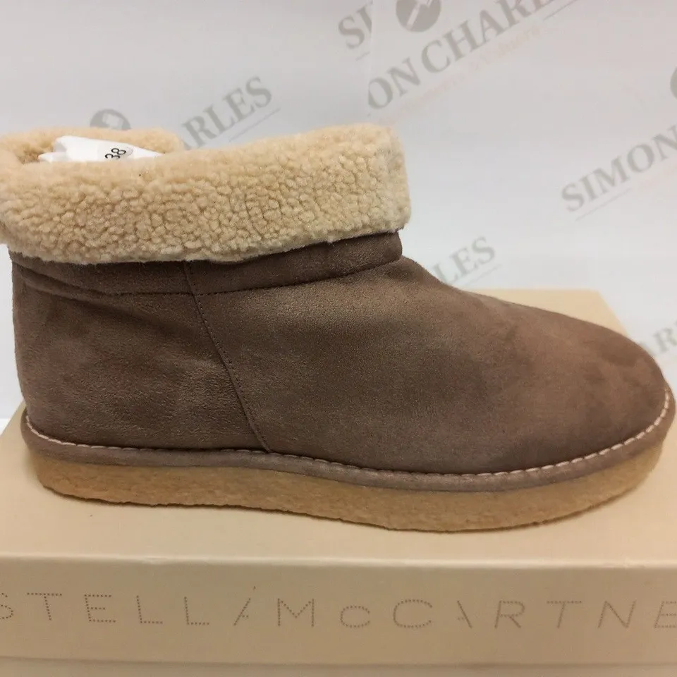 BOXED PAIR OF STELLA MCCARTNEY KICKAPOO LOW BOOT PEBBLE SIZE 38