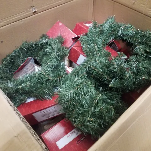 PALLET CONTAINING ASSORTED CHRISTMAS PRODUCTS & DECORATIONS INCLUDING GARLANDS, CERAMIC HOUSES, 3 STAR TRAY, BERRY WREATH & LARGE DECORATIVE PINECONES 
