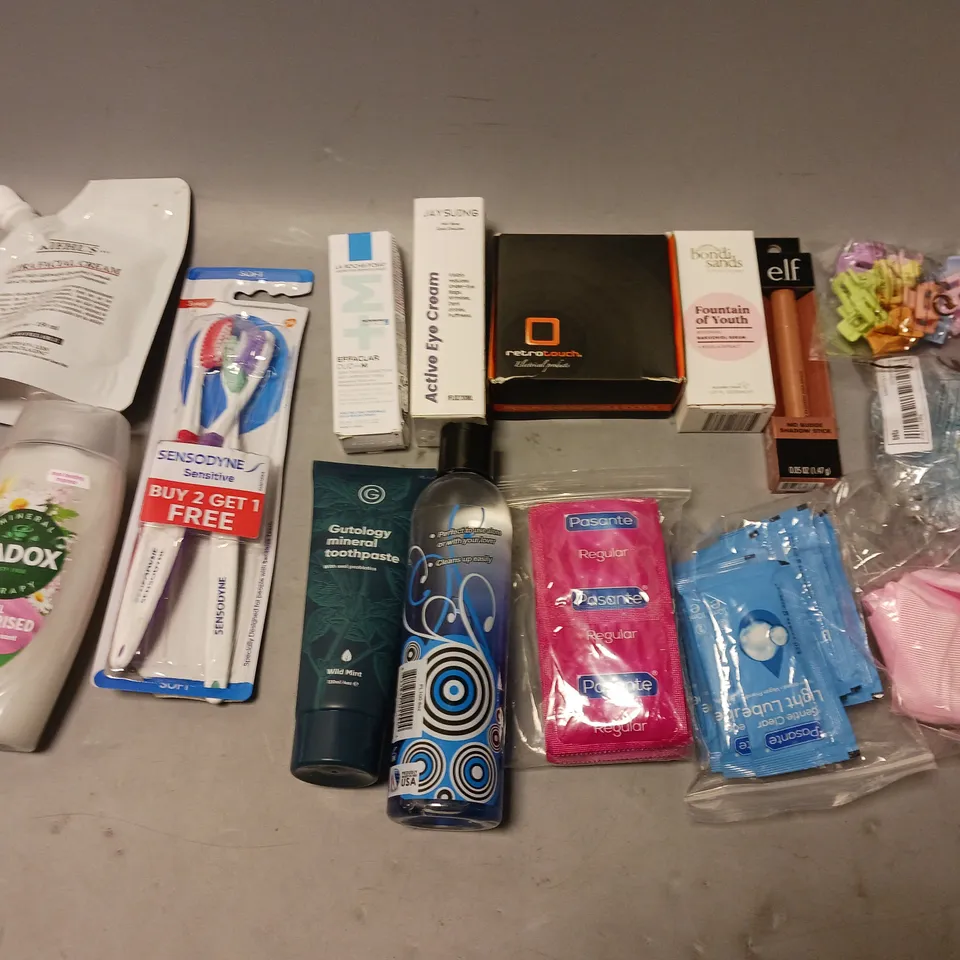 APPROXIMATELY 20 ASSORTED COSMETIC PRODUCTS TO INCLUDE MINERAL TOOTHPASTE, ELF SHADOW STICK, AND PASANTE CONDOMS ETC. 