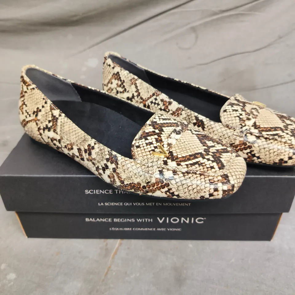 VIONIC SNAKESKIN-PRINT LOAFERS – 6