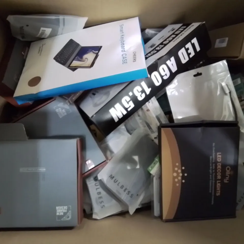 BOX CONTAINING LARGE NUMBER OF BOXED ELECTRONIC GOODS TO INCLUDE: BATTERIES, CHICKEN RANGE GUN GAME, LIGHT BULBS, BINOCULARS, CHARGING CABLES AND LOTS MORE 