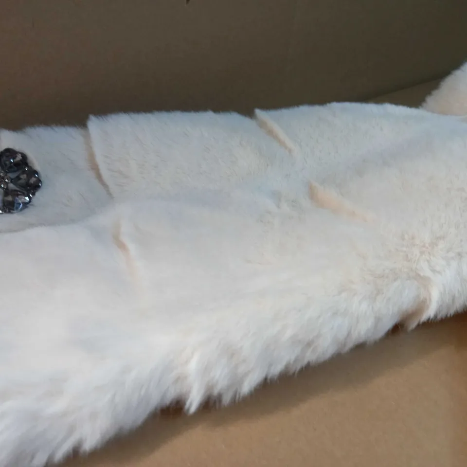 DESIGNER FAUX FUR CREAM/BROACH DETAILED JACKET 