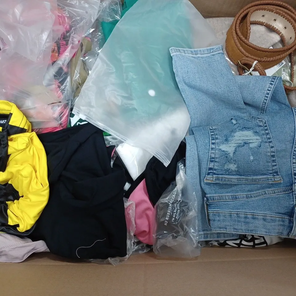 LARGE QUANTITY OF CLOTHING ITEMS TO INCLUDE DRESSES, SWEATERS, JEANS, T-SHIRTS, ETC