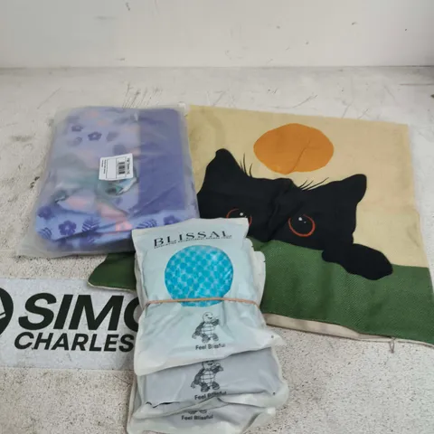 APPROXIMATELY 10 ASSORTED HOUSEHOLD PRODUCTS TO INCLUDE CUSHION COVER, WALLPAPER, SHOWER TOWEL ETC 