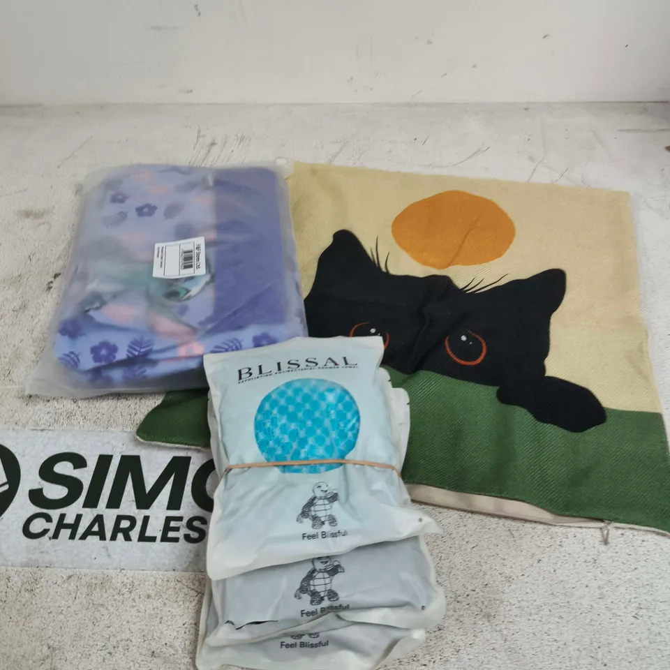 APPROXIMATELY 10 ASSORTED HOUSEHOLD PRODUCTS TO INCLUDE CUSHION COVER, WALLPAPER, SHOWER TOWEL ETC