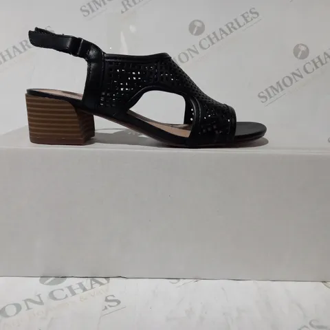 BOXED PAIR OF CLARKS CAROLEIGH LEATHER SANDALS IN BLACK SIZE 4