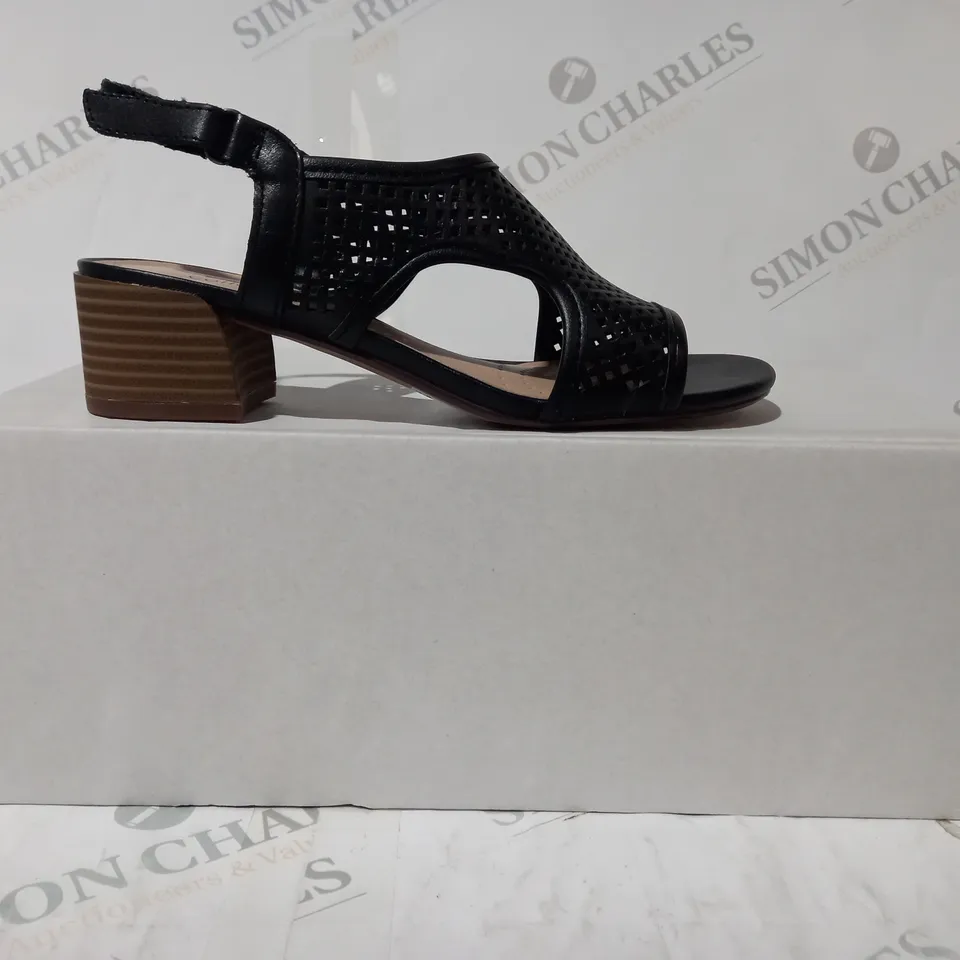 BOXED PAIR OF CLARKS CAROLEIGH LEATHER SANDALS IN BLACK SIZE 4