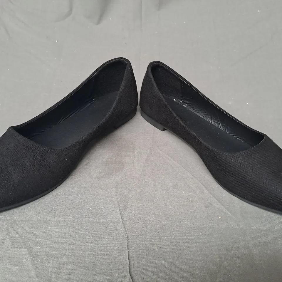 BOXED PAIR OF DESIGNER POINTED TOE SLIP-ON SHOES IN BLACK EU SIZE 39