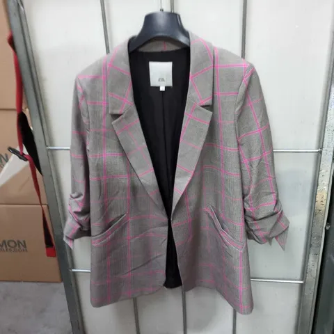 BOX OF APPROXIMATELY 25 ASSORTED CLOTHING ITEMS TO INCLUDE: BLAZER AND FLEECE