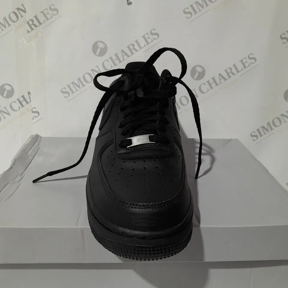 NIKE AIR FORCE 1 TRAINERS IN BLACK - UK 9