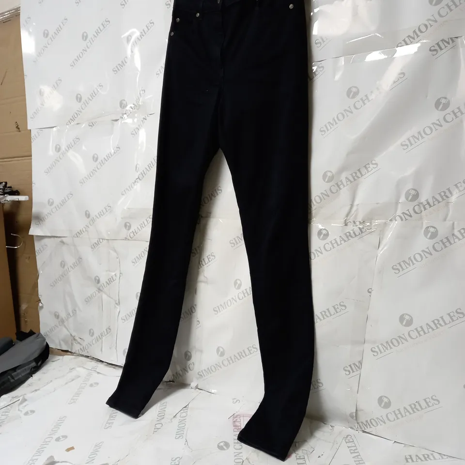 BOX OF APPROXIMATELY 10 ASSORTED WOMEN'S CLOTHING ITEMS INCLUDING TOPS, JEANS, SHIRTS 