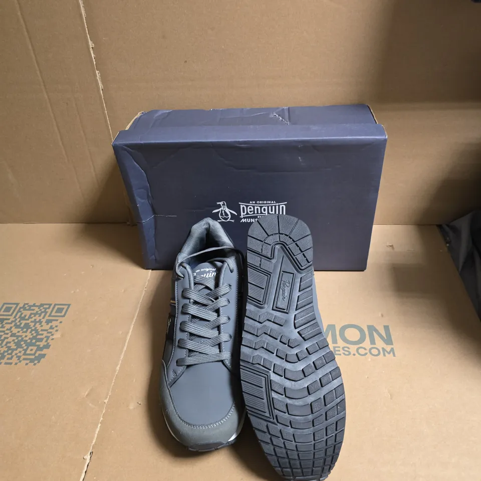 BOXED  ORIGINAL PENGUIN MENS BREMEN TRAINERS IN CHARCOAL/NAVY - UK SIZE 9 
