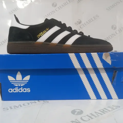 BOXED PAIR OF ADIDAS HANDBALL SPEZIAL SHOES IN BLACK/WHITE UK SIZE 10