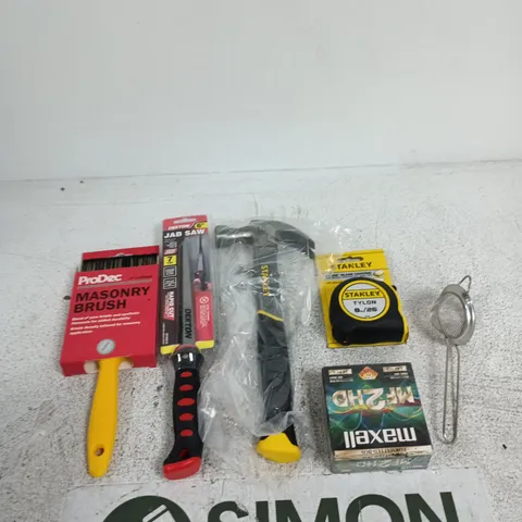APPROXIMATELY 20 ASSORTED ITEMS INCLUDING A SMALL SIEVE, MAXELL NF2HD MICRO FLOPPY DISK AND A STANLEY TAPE MEASURE