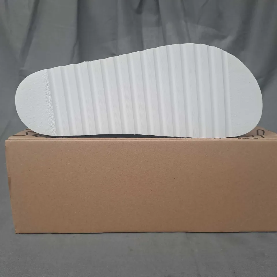 BOXED PAIR OF SAINT + SOFIA OPEN TOE PLATFORM SUTTON SLIDERS IN GUNMETAL UK SIZE 6