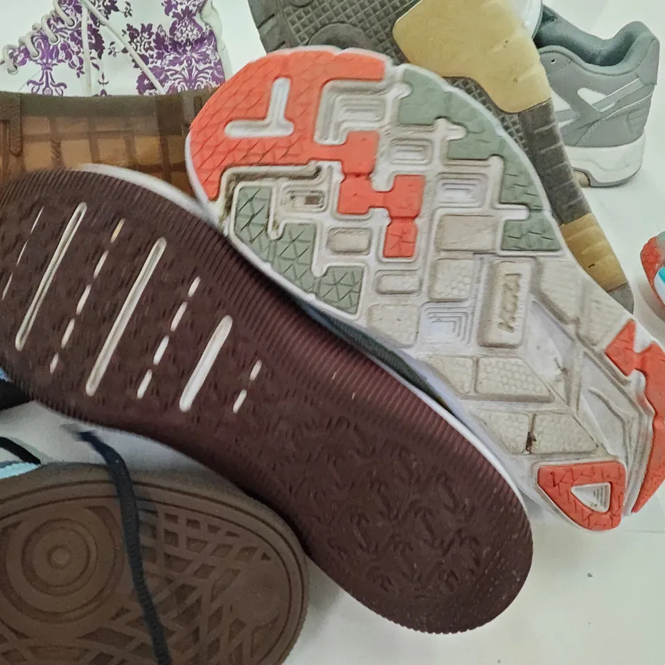 LOT OF 5 PAIRS OF DESIGNER FOOTWEAR TO INCLUDE DR MARTENS AND OFF WHITE - VARIOUS SIZES