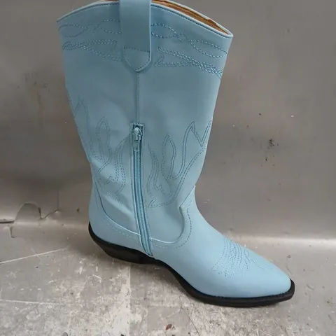 KOI BLUE BOOTS SIZE 5