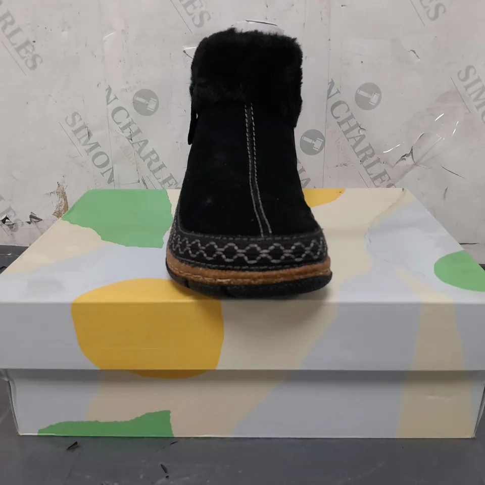 BOXED PAIR OF EARTH ORIGINALS EMMALYN BOOTIES IN BLACK SIZE 5