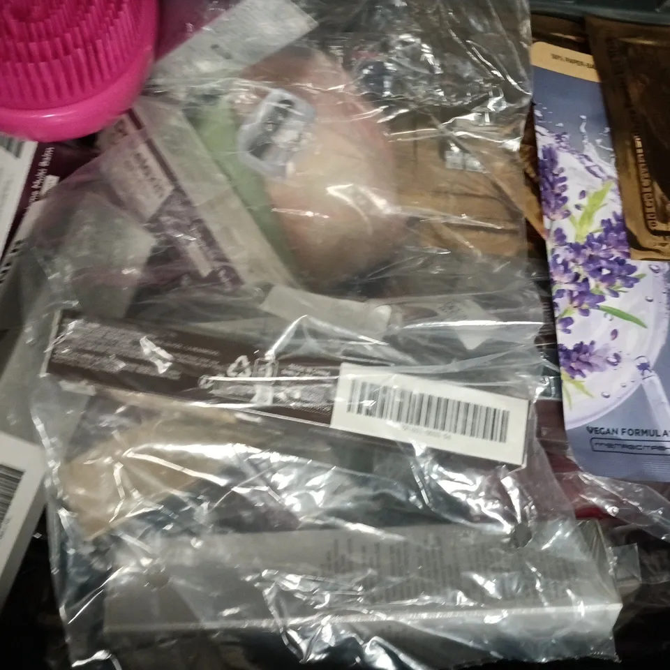 APPROXIMATELY 20 ASSORTED COSMETIC ITEMS TO INCLUDE GARNIER, AMZ, ETC - COLLECTION ONLY