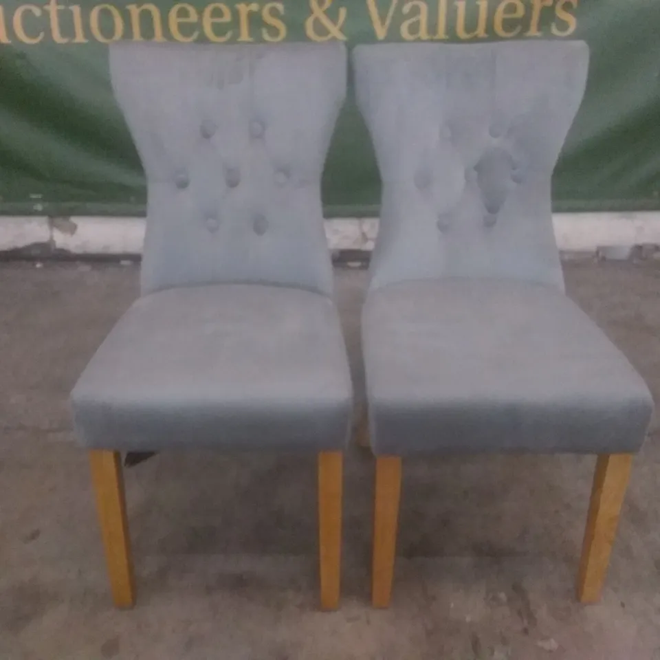 SET OF 2 NEW BEWLEY GREY VELVET BUTTON BACK DINING CHAIRS (OAK LEG)