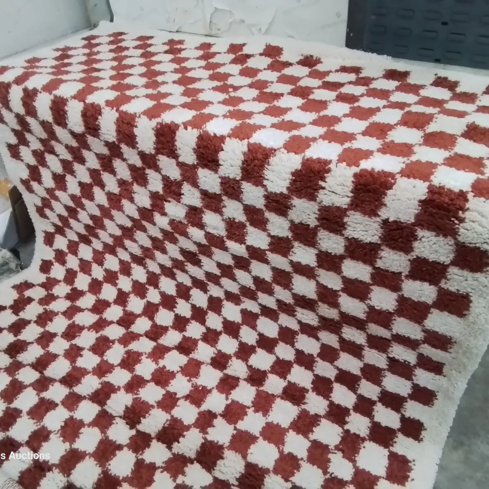 DESIGNER NATURAL/BROWN CHECK RUG APPROXIMATELY 160 × 180cm