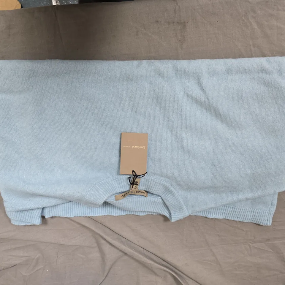 BOX OF APPROXIMATELY 7 ASSORTED ITEMS TO INCLUDE: CABBYS DOLLHOUSE DOLL AND RIVER ISLAND JUMPER