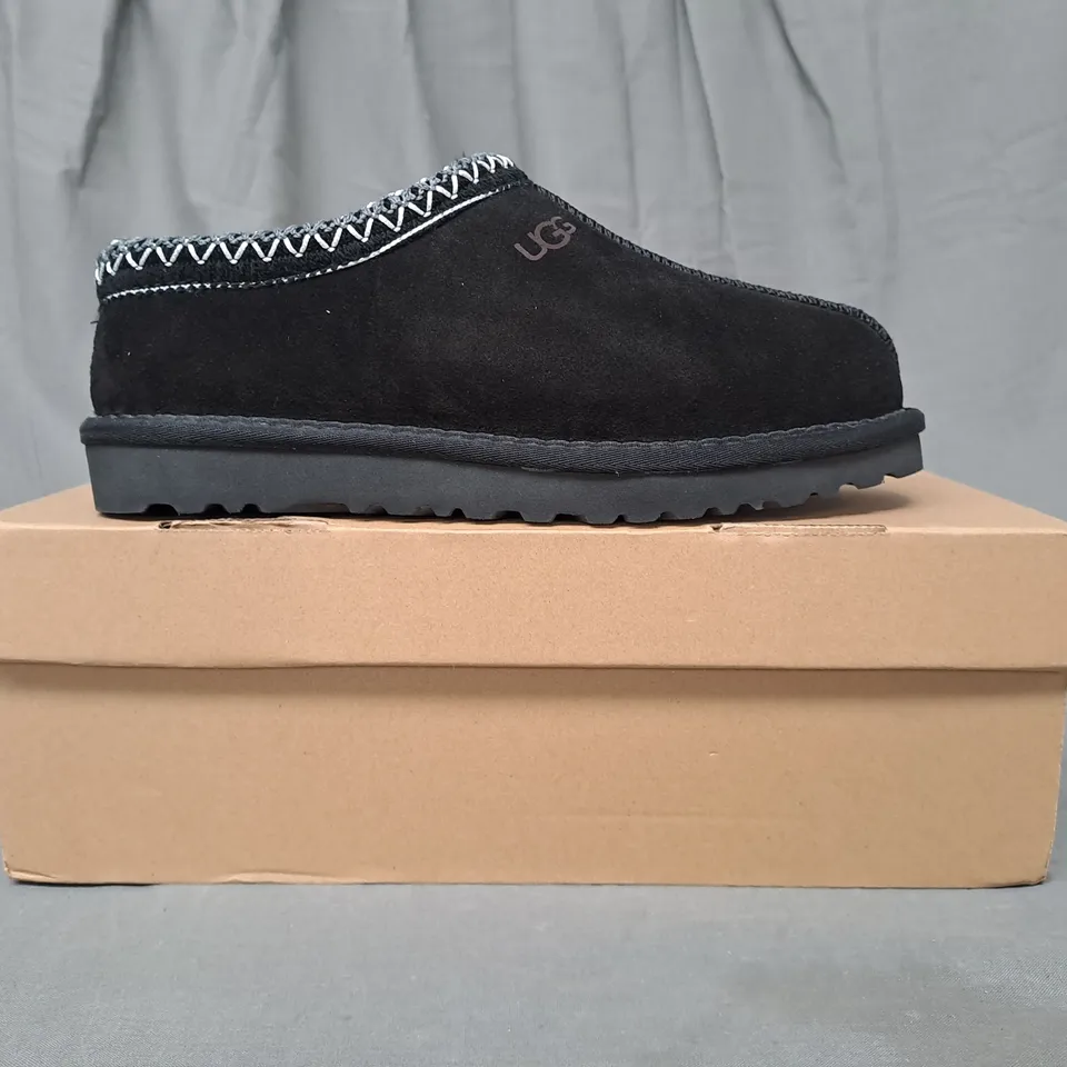 BOXED PAIR OF UGG SHOES IN BLACK UK SIZE 5